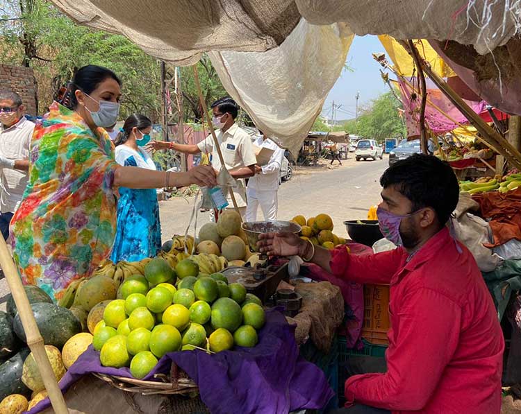 MP DIYA KUMARI DISTRIBUTES SANITIZERS AND MASKS TO FRUIT AND VEGETABLE VENDORS IN JAIPUR